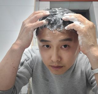 프리마인 더이상 뻣뻣하고 효과없는 탈모샴푸는 NO. 근본부터 케어하는 셀베이스 그린티샴푸(500ml) — 5점을 준 리뷰어가 2023년 4월 올린 사용 사진