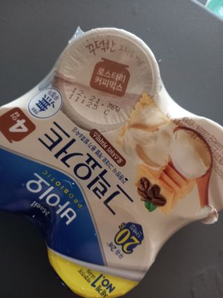 매일바이오 그릭요거트 오리지널 플레인 4개, 로스터리 커피믹스 4개 — 4점을 준 리뷰어가 2021년 12월 올린 사용 사진