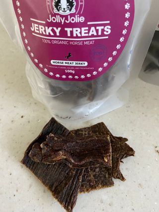 [졸리졸리] 말고기 육포 간식 (HORSE MEAT JERKY) — 5점을 준 리뷰어가 2023년 1월 올린 사용 사진