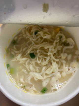 NISSIN 닛신 컵누들  4종 - 씨푸드오리지날, 씨푸드 스파이시, 씨푸드 커리, 씨푸드 XO소스 — 5점을 준 리뷰어가 2022년 2월 올린 사용 사진