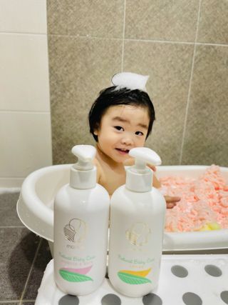 mom e 맘이 내추럴 베이비 케어 샴푸앤바스+로션 — 4.5점을 준 리뷰어가 2021년 1월 올린 사용 사진