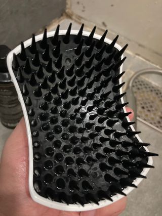 온가족 시원한샴푸 깨끗한두피 샴푸브러쉬 두피스케일링 히트팡블랙에디션 — 5점을 준 리뷰어가 2021년 8월 올린 사용 사진