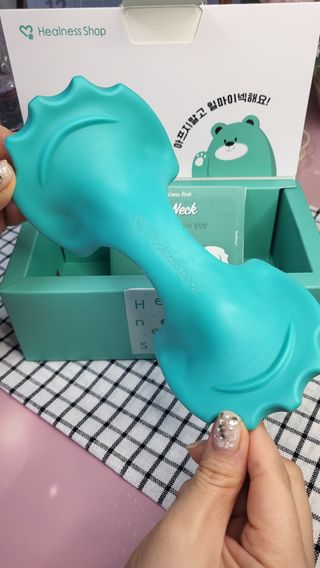 힐니스북 [힐마이넥]   거북목 통증완화를 위한 휴대용 목 안마기 — 5점을 준 리뷰어가 2022년 12월 올린 사용 사진