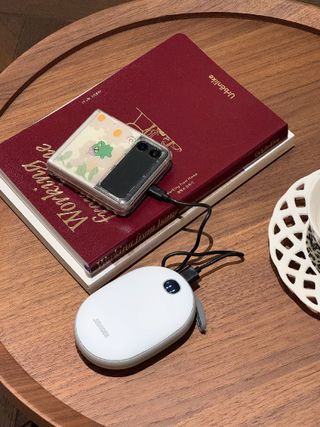 썬더월드 [썬더] 스마트 핸드워머 충전식 손난로 보조배터리 10000mAh — 5점을 준 리뷰어가 2024년 12월 올린 사용 사진