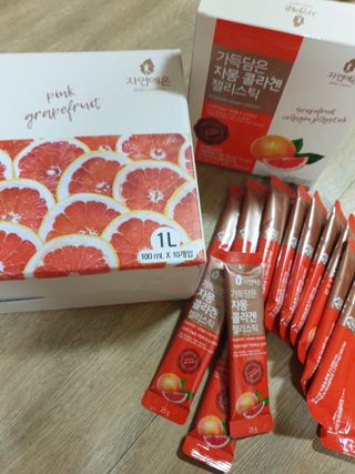 자연에온 핑크 자몽 착즙 100mL 10개입 1BOX +가 득담은 자몽 콜라겐 젤리스틱 1BOX — 5점을 준 리뷰어가 2021년 6월 올린 사용 사진