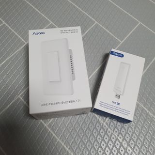 아카라 조명 스위치를 누워서 끄는 방법 (스마트 조명 스위치 2구 + 무선 리모트 스위치 1구 T1, 스마트 허브 E1) — 5점을 준 리뷰어가 2021년 12월 올린 사용 사진