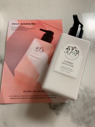 줄라이 모닝 _ JULY MORNING 줄라이모닝 하이드레이팅 퍼퓸드 바디앤핸드 에멀젼 — 5점을 준 리뷰어가 2021년 8월 올린 사용 사진