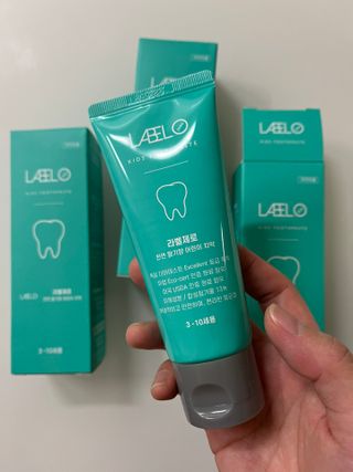 치과에서 쓰는 치약 _ 라벨제로 저불소 꼬마, 키즈, 유아, 베이비, 주니어 안전한 어린이치약 — 4.5점을 준 리뷰어가 2022년 11월 올린 사용 사진