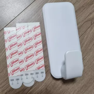 3M 코맨드 가방걸이 모자걸이 후크 무타공 벽옷걸이 2입 — 5점을 준 리뷰어가 2023년 6월 올린 사용 사진