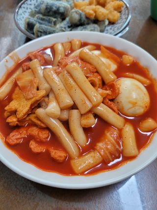 빨간키트 떡볶이 밀키트 2~3인분 매운맛 국물 떡볶이 만들기 쉬운 황금 레시피 분말 소스로 간편한 요리 — 5점을 준 리뷰어가 2021년 10월 올린 사용 사진