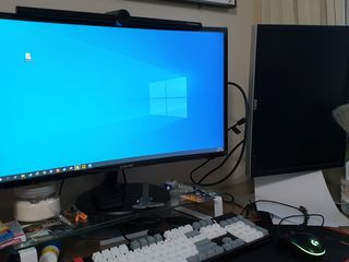 TOMO GRAPHY 나 있을땐 환한 조명 나 없을땐 확실한 살균 ★ DESK LIGHT & STERILIZER [ON] ★ — 5점을 준 리뷰어가 2021년 11월 올린 사용 사진