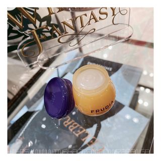 틱톡 [후르디아] 튼입술해결템 올리브영 블루베리 하이드레이팅 허니 립밤 — 5점을 준 리뷰어가 2023년 12월 올린 사용 사진
