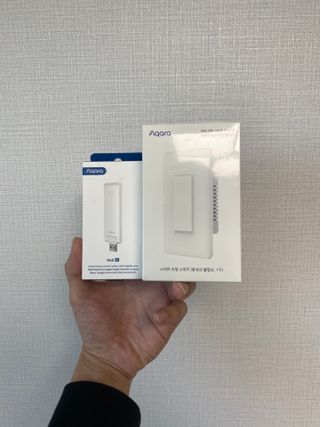 아카라 조명 스위치를 누워서 끄는 방법 (스마트 조명 스위치 2구 + 무선 리모트 스위치 1구 T1, 스마트 허브 E1) — 5점을 준 리뷰어가 2021년 12월 올린 사용 사진