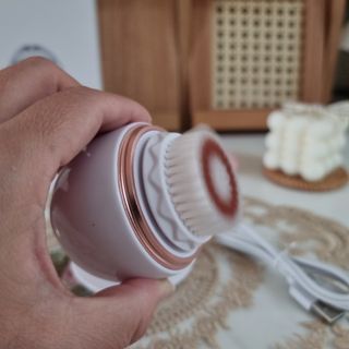 디하우트 랩 디하우트랩 클렌징 피부관리기 진동클렌저 실리콘+2종 인조모 브러시 — 5점을 준 리뷰어가 2021년 11월 올린 사용 사진