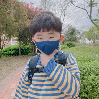 [블루 본 아이노우] 유아용 컬러마스크 40 PCS SET 2중 택 1 — 5점을 준 리뷰어가 2021년 4월 올린 사용 사진