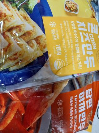 (주)성경순만두 곤약만두.콘치즈만두,삼각당면만두,당면 야끼만두,대구전통 납작만두,떡뽁이 매콤소스,달콤소스 — 5점을 준 리뷰어가 2023년 4월 올린 사용 사진