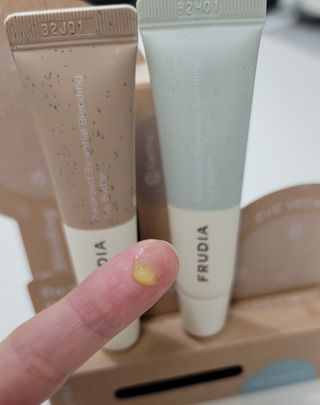 [후르디아] 올리브영 착한보습 비건 립버터 2종 — 4점을 준 리뷰어가 2022년 11월 올린 사용 사진