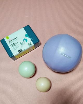 [트라택] 홈 필라테스 SET [미니짐볼+웨이트볼(0.5kg&1kg+요가블럭] — 5점을 준 리뷰어가 2022년 7월 올린 사용 사진
