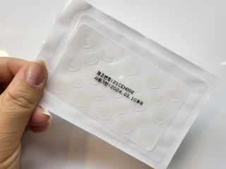 올리브영 엘라밴드 하이드로 도트 스팟패치 12mm, 티트리 — 3.5점을 준 리뷰어가 2022년 10월 올린 사용 사진