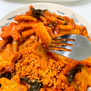 빨간키트 떡볶이 밀키트 2~3인분 매운맛 국물 떡볶이 만들기 쉬운 황금 레시피 분말 소스로 간편한 요리 — 4점을 준 리뷰어가 2021년 8월 올린 사용 사진