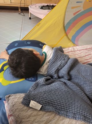 [쿠쿠드림] 완벽 항균 아기 애착이불 — 5점을 준 리뷰어가 2022년 12월 올린 사용 사진