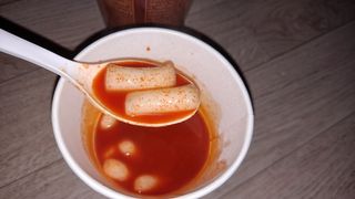 유비쿡 컵떡볶이 매운컵떡볶이2개/ 짜장컵떡볶이 2개  총 4개세트 — 5점을 준 리뷰어가 2021년 2월 올린 사용 사진