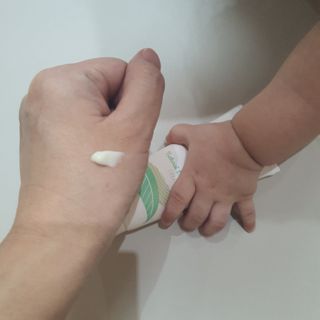 mom e 맘이 내추럴 베이비 케어 크림+바디오일 — 5점을 준 리뷰어가 2021년 1월 올린 사용 사진