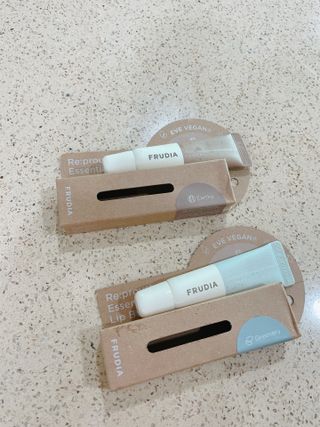 [후르디아] 올리브영 착한보습 비건 립버터 2종 — 5점을 준 리뷰어가 2022년 2월 올린 사용 사진