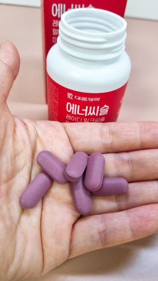 [대웅제약] 간과 항산화 케어, 에너씨슬 레이디 밀크씨슬 멀티비타민 — 5점을 준 리뷰어가 2021년 8월 올린 사용 사진