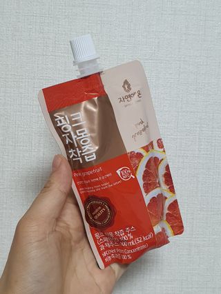 자연에온 핑크 자몽 착즙 100mL 10개입 1BOX +가 득담은 자몽 콜라겐 젤리스틱 1BOX — 5점을 준 리뷰어가 2021년 6월 올린 사용 사진