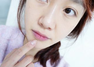 틱톡 [후르디아] 튼입술해결템 올리브영 블루베리 하이드레이팅 허니 립밤 — 4.5점을 준 리뷰어가 2023년 12월 올린 사용 사진