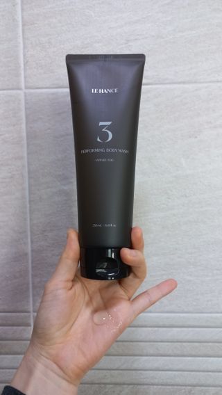 르핸스 퍼포밍 3 바디워시 비반트포렛/베티버포그 — 5점을 준 리뷰어가 2023년 3월 올린 사용 사진