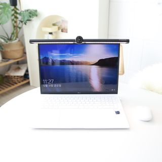 TOMO GRAPHY 나 있을땐 환한 조명 나 없을땐 확실한 살균 ★ DESK LIGHT & STERILIZER [ON] ★ — 5점을 준 리뷰어가 2022년 1월 올린 사용 사진