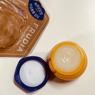 틱톡 [후르디아] 튼입술해결템 올리브영 블루베리 하이드레이팅 허니 립밤 — 5점을 준 리뷰어가 2023년 11월 올린 사용 사진