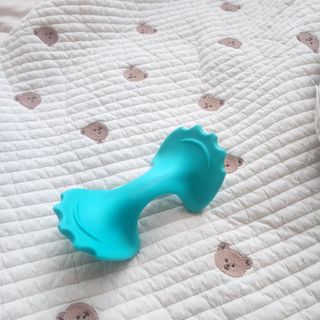 힐니스북 [힐마이넥]   거북목 통증완화를 위한 휴대용 목 안마기 — 5점을 준 리뷰어가 2022년 12월 올린 사용 사진