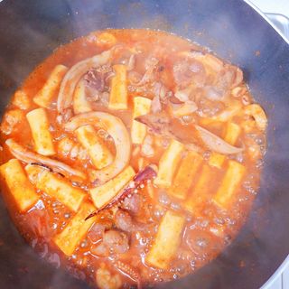 화끈한녀석들 새오똥400g 새우,오징어,똥집 볶음요리 소스,밀떡, 참기름 포함 — 4점을 준 리뷰어가 2022년 12월 올린 사용 사진