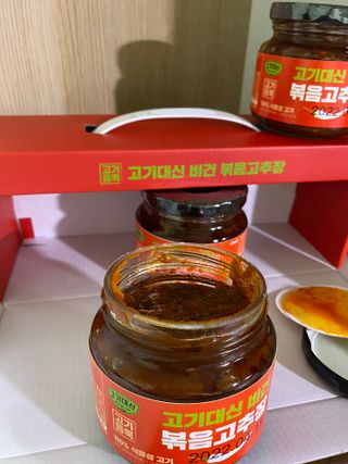 브랜드K 플래그십스토어 [브랜드K X 바이오믹스테크] 밥도둑 고기대신 비건 볶음 고추장 선물세트 + 맛있는 녀석들 비건육포 총 2봉 — 5점을 준 리뷰어가 2022년 2월 올린 사용 사진