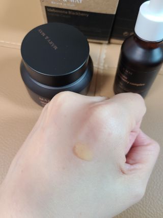 마리엔메이  이데베논 블랙베리 보습 크림 + 세럼 — 5점을 준 리뷰어가 2021년 10월 올린 사용 사진