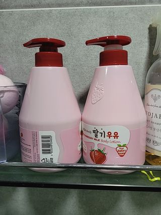 [과일나라] 피부가 마시는 딸기우유 바디클렌저&바디로션 — 5점을 준 리뷰어가 2022년 10월 올린 사용 사진