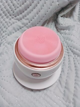 디하우트 랩 디하우트랩 클렌징 피부관리기 진동클렌저 실리콘+2종 인조모 브러시 — 5점을 준 리뷰어가 2021년 11월 올린 사용 사진