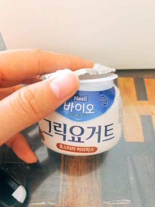 매일바이오 그릭요거트 오리지널 플레인 4개, 로스터리 커피믹스 4개 — 5점을 준 리뷰어가 2021년 12월 올린 사용 사진