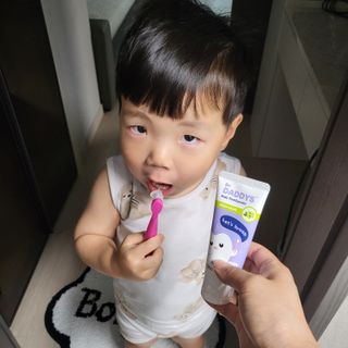 닥터데디스 안심저불소 키즈치약 (라즈베리, 청포도향 중 택 1) 60g +  여행용 미니 치약 15g — 5점을 준 리뷰어가 2022년 8월 올린 사용 사진