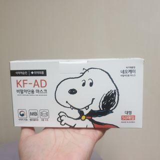 JHWORLD 스누피 마스크 정품 스누피 KF-AD 국내 비말차단 아동용 성인용 일회용 덴탈마스크 50매 — 5점을 준 리뷰어가 2021년 6월 올린 사용 사진