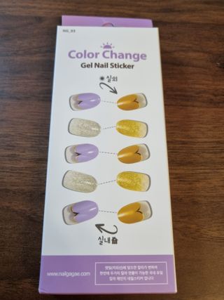 [네일가게] 햇빛에 닿으면 색이 변하는 신기한 햇살 반전 네일스티커 — 4점을 준 리뷰어가 2021년 8월 올린 사용 사진