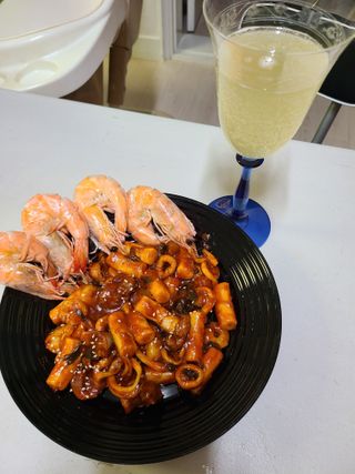 화끈한녀석들 새오똥400g 새우,오징어,똥집 볶음요리 소스,밀떡, 참기름 포함 — 5점을 준 리뷰어가 2022년 11월 올린 사용 사진