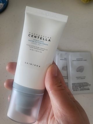 [스킨1004] 마다가스카르 센텔라 히알루-시카 워터핏 선세럼 50ml — 5점을 준 리뷰어가 2024년 5월 올린 사용 사진