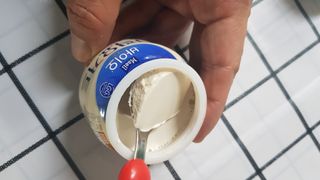 매일바이오 그릭요거트 오리지널 플레인 4개, 로스터리 커피믹스 4개 — 5점을 준 리뷰어가 2021년 12월 올린 사용 사진