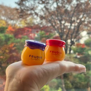 [후르디아] 올리브영 꿀과즙 립밤 2종 (블루베리/석류) — 5점을 준 리뷰어가 2022년 11월 올린 사용 사진