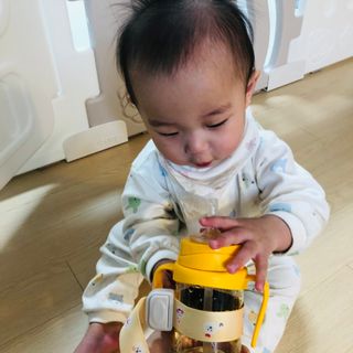 유비맘 젖병 빨대컵 다용도 홀더 1+1 _ 컬러 랜덤 발송 — 4.5점을 준 리뷰어가 2020년 12월 올린 사용 사진