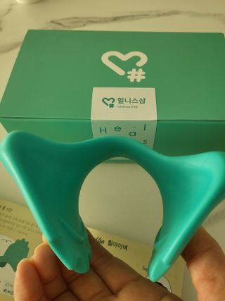 힐니스북 [힐마이넥]   거북목 통증완화를 위한 휴대용 목 안마기 — 5점을 준 리뷰어가 2022년 12월 올린 사용 사진